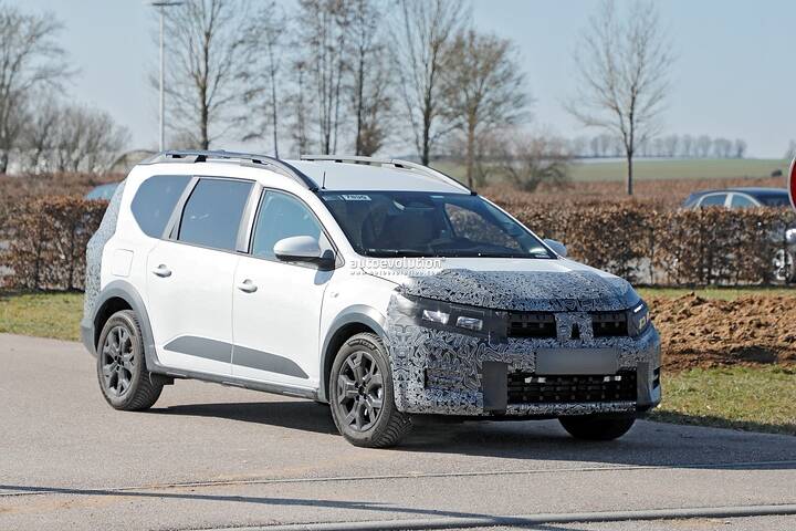 2026-dacia-jogger-facelift-spied-bigster-like-front-makeover_12
