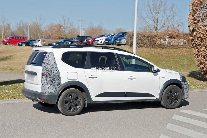 2026-dacia-jogger-facelift-spied-bigster-like-front-makeover_3