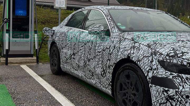 imgi_32_mercedes-c-class-with-eq-technology-spy-shots