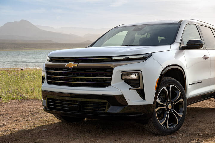 2027-Chevrolet-Traverse-High-Country-Front-3-4-Close-in-Polar-White-Tricoat