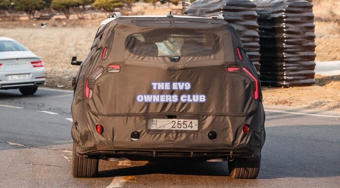 spy shots of the Kia EV9