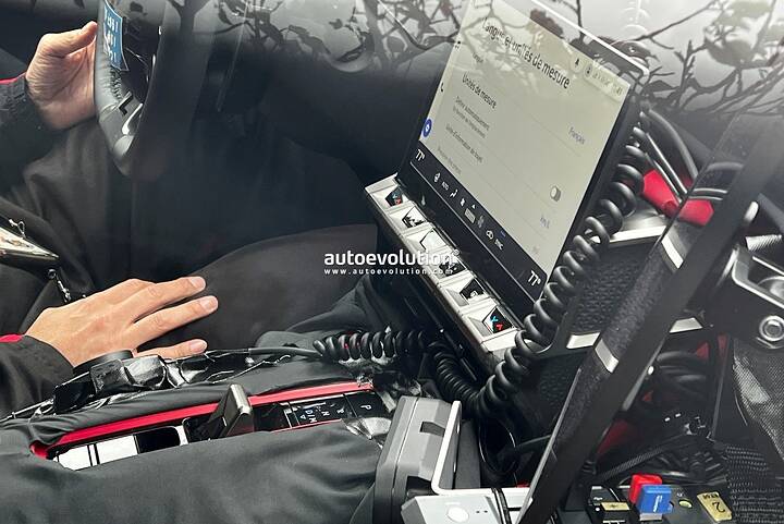 imgi_25_2027-lexus-lfr-interior-shows-production-infotainment-system-flat-bottom-steering-wheel_2