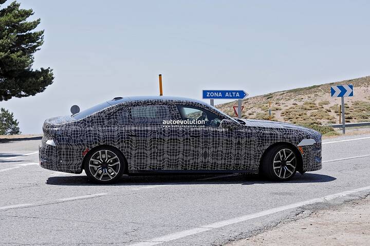 imgi_42_2027-bmw-7-series-facelift-captured-flaunting-production-lights_9