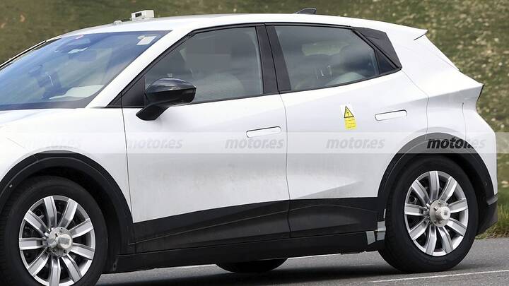 El nuevo CUPRA Raval calienta motores en los Alpes, el eléctrico español reaparece y deja ver nuevos detalles 6