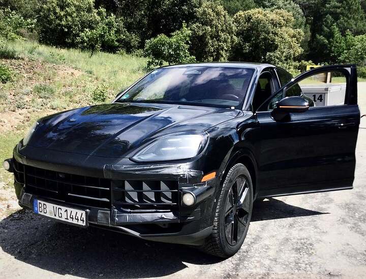 2027 Porsche Cayenne Coupe spied with updates, new front fascia with active shutters #carspy #carspyshots #spyshots #spy #erwischt  #erlkönig #ınstacar #carsoinstagram #carspots #carspotter #carspotting #carporn #autogestop #porsche #pors