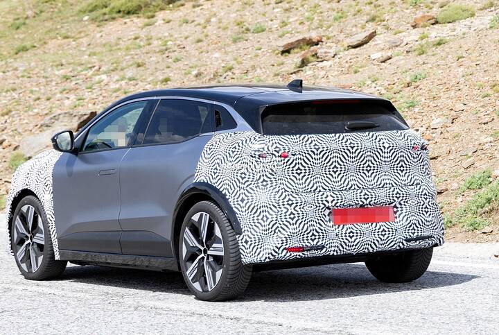2026-renault-megane-e-tech-electric-spied-hiding-its-restyled-face-new-batteries-incoming_10
