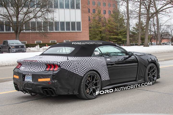 imgi_58_2026-Ford-Mustang-Shelby-GT500-Cobra-Convertible-Prototype-Spy-Shots-December-2026-Exterior-005