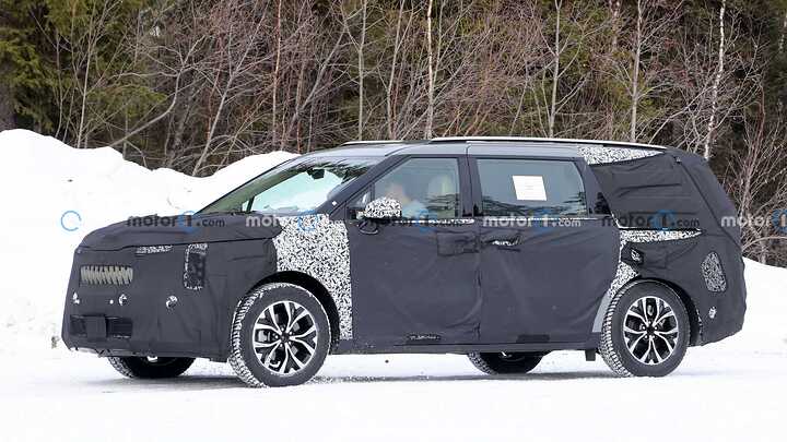 kia-carnival-facelift-spy-photos (22)