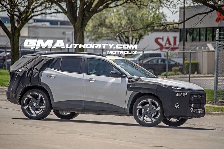 imgi1482027-Chevrolet-Trax-Refresh-Prototype-Spy-Shots-newcarscoops-Exterior-007-side