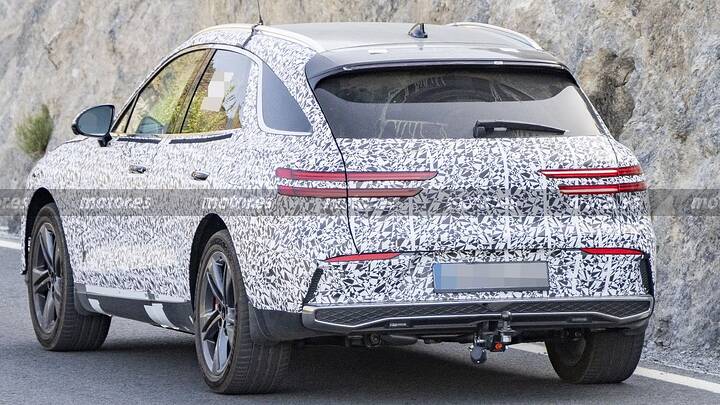 2027 Genesis GV70 Hybrid Spied_newcarscoops_1_11