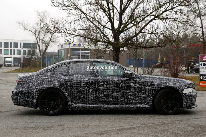 imgi_52_2028-bmw-m5-sedan-adopts-neue-klasse-i3-rear-signature-lighting_11