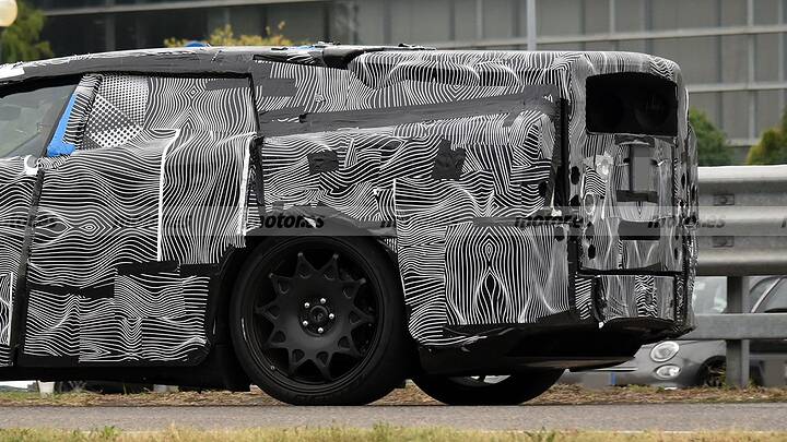 El primer eléctrico de Ferrari cazado durante la fase de pruebas estrenando camuflaje 11