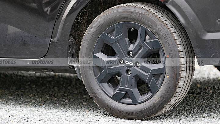 dacia-logan-2026-fotos-espia-2025108609-1749557910_15