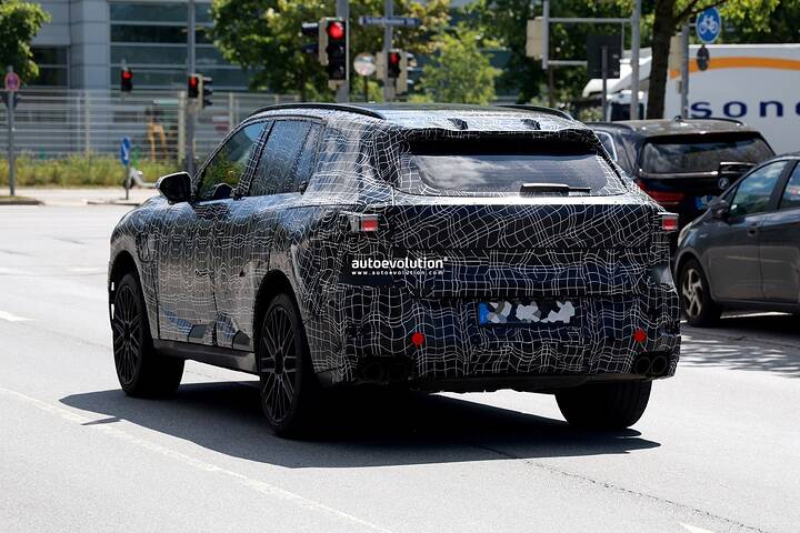imgi_56_new-2027-bmw-x5-spy-photos-reveal-new-panoramic-display_18