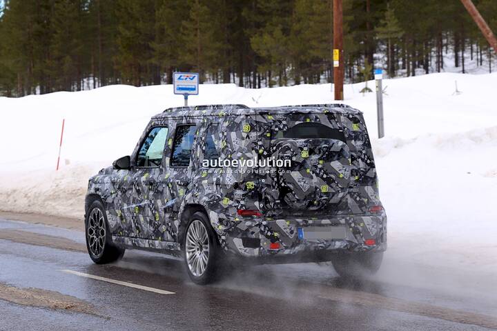 imgi_39_spy-photos-mercedes-benz-showcases-baby-g-class-off-roader-in-new-camo-acknowledging-speculations_11