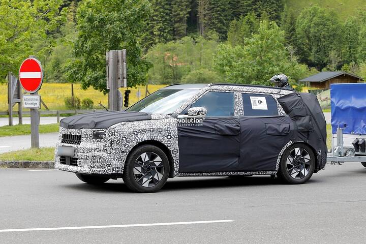 2027-kia-seltos-shows-tasman-inspired-grille-in-latest-spy-photos_13