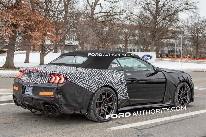 imgi_59_2026-Ford-Mustang-Shelby-GT500-Cobra-Convertible-Prototype-Spy-Shots-December-2026-Exterior-007