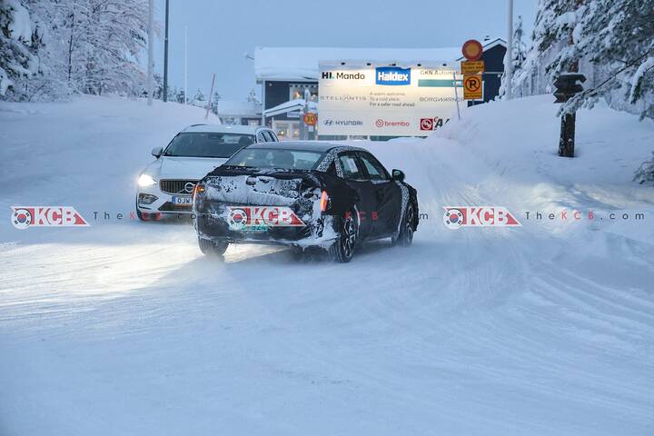 imgi_39_hyundai-elantra-cn8-spotted-arctic-circle-7