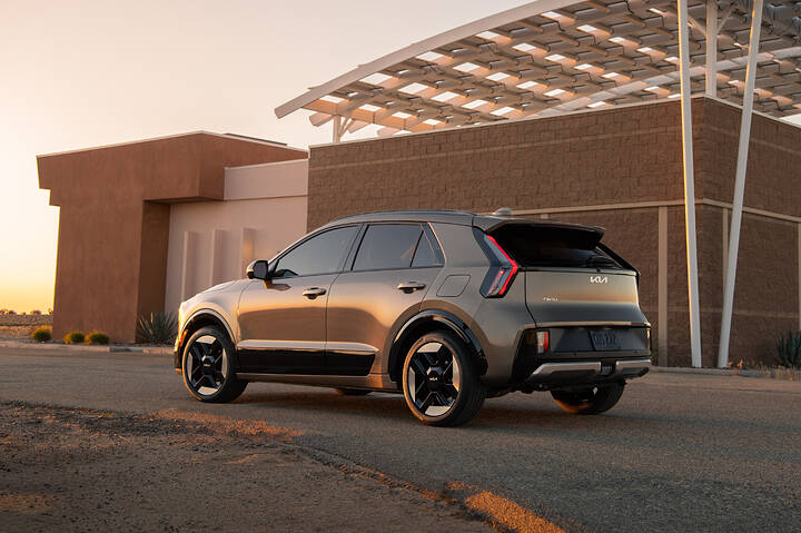 24870_2027_Niro