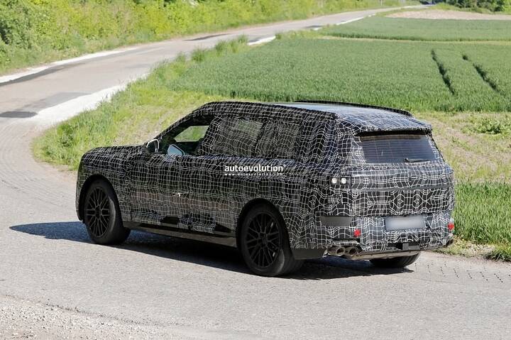 2028-bmw-x7-spied-flaunting-quad-tailpipes-could-it-be-packing-v8-muscle-thumbnail_12