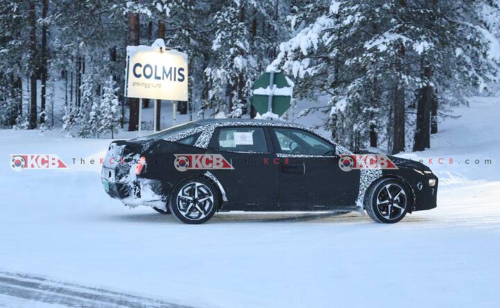 imgi_37_hyundai-elantra-cn8-spotted-arctic-circle-3