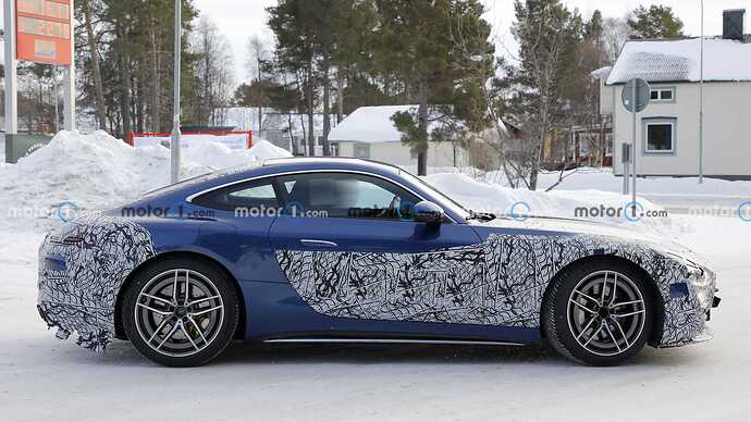 mercedes-amg-gt-side-view-facelift-spy-photo (3)