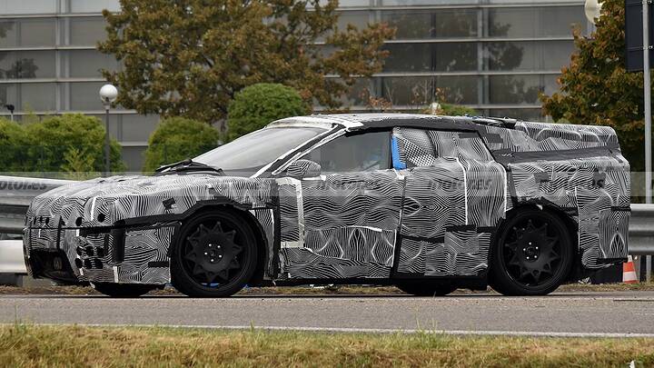 El primer eléctrico de Ferrari cazado durante la fase de pruebas estrenando camuflaje 3