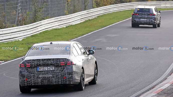 new-bmw-i5-m60-spy-shots-at-nurburgring (8)