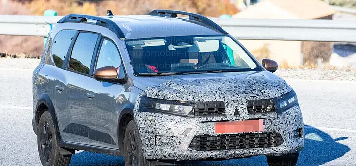 nos-chasseurs-de-scoop-ont-debusque-le-dacia-jogger-restyle-en-phase-de-test-dans-le-sud-de-leurope-le-break-a-5-et-7-places-relooke-arrivera-en-2026