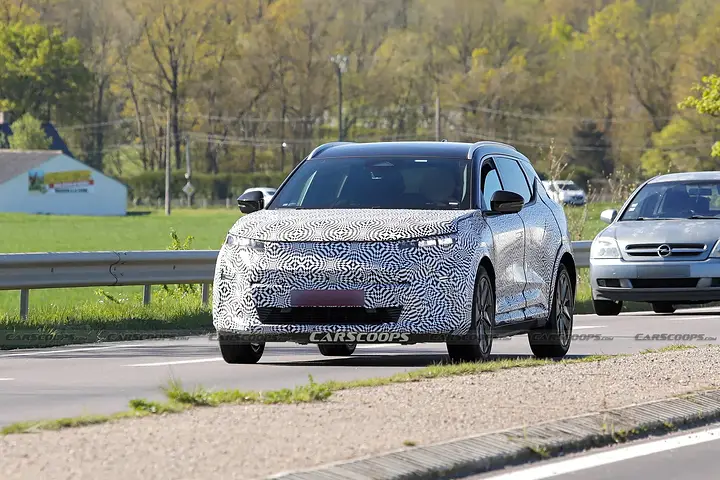 Renault-Scenic-E-Tech-Spy-Shots-EV-1