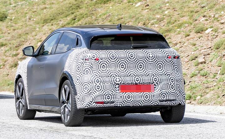 2026-renault-megane-e-tech-electric-spied-hiding-its-restyled-face-new-batteries-incoming_13