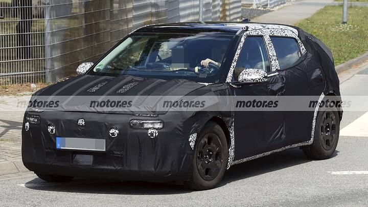 First spy photos of the Hyundai IONIQ 2, the electric car that will make the Volkswagen ID.2 tremble 3