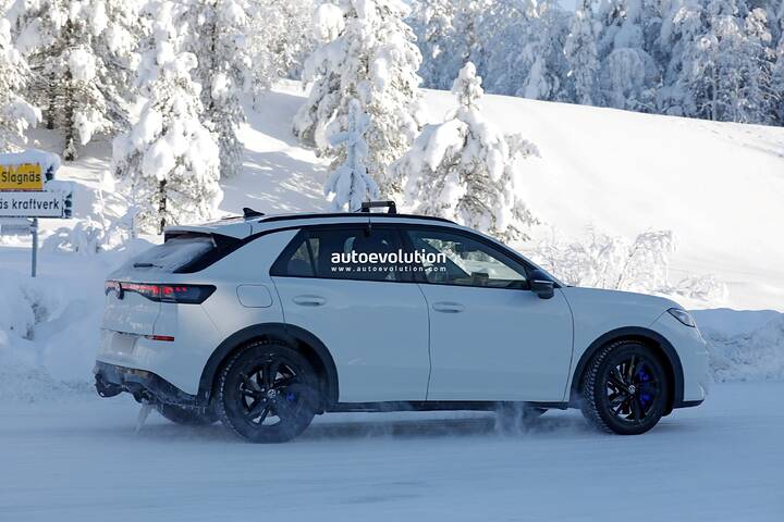 imgi_48_2027-volkswagen-t-roc-r-spied-packing-golf-r-thrills_8