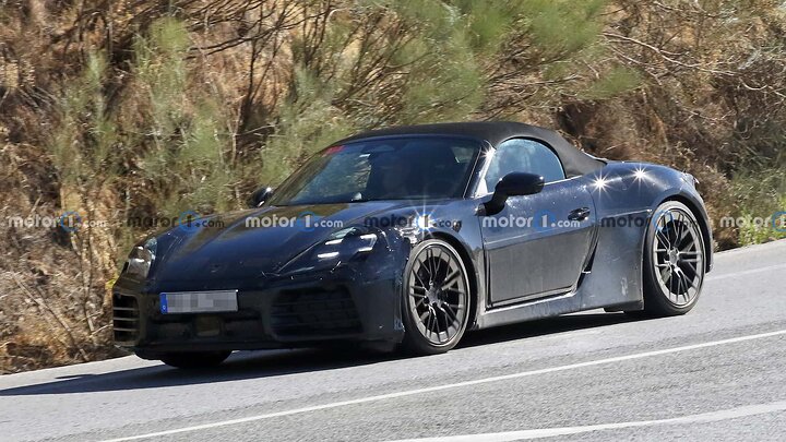 2025-porsche-boxster-ev-spied-with-final-headlights-and-taillights (4)