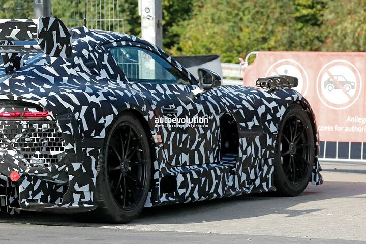 spy-photos-2027-mercedes-amg-gt-black-series-looks-more-production-ready-than-ever-before_1
