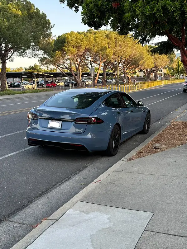 new-model-s-spotted-again-v0-un6h0x8fkm5f1