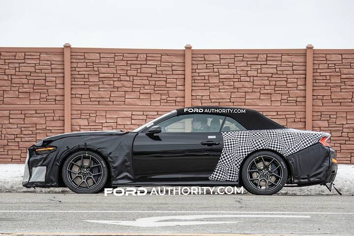 imgi_54_2026-Ford-Mustang-Shelby-GT500-Cobra-Convertible-Prototype-Spy-Shots-December-2026-Exterior-002