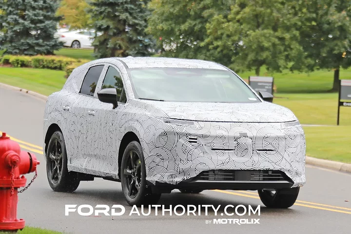 2025-Nissan-Murano-Prototype-Spy-Shots-September-2023-Exterior-002