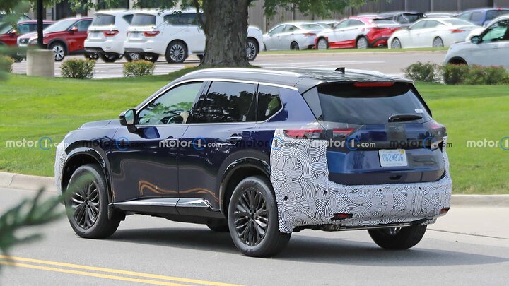 2024-nissan-rogue-rear-view-spy-photo