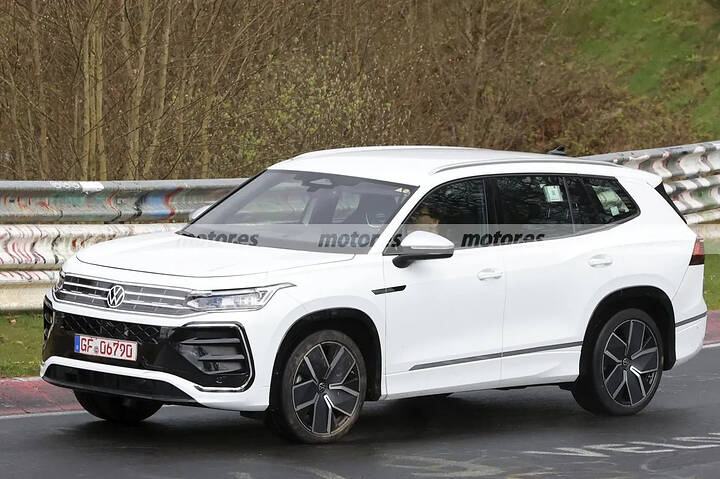 Formerly black and now white, the 'future' Volkswagen Tiguan Allspace demonstrates its power in new tests at the Nürburgring5