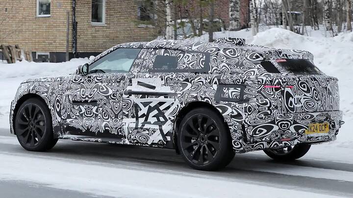 Range Rover Velar - rear angled_osb9eh