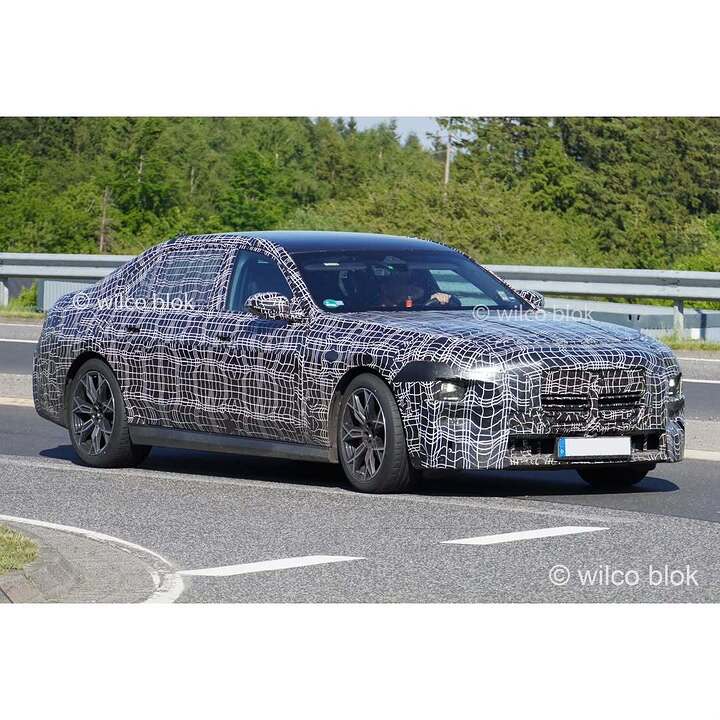 BMW 7 Series facelift spied- could this be the new front grille design we've seen in the leaked patent images, with integration of grill and DRL's#bmw #7series #lci #7er #bmw7series #facelift #prototype #erlkönig #spyshot #carspy #nürbur