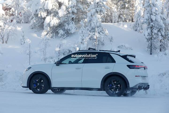 imgi_58_2027-volkswagen-t-roc-r-spied-packing-golf-r-thrills_18