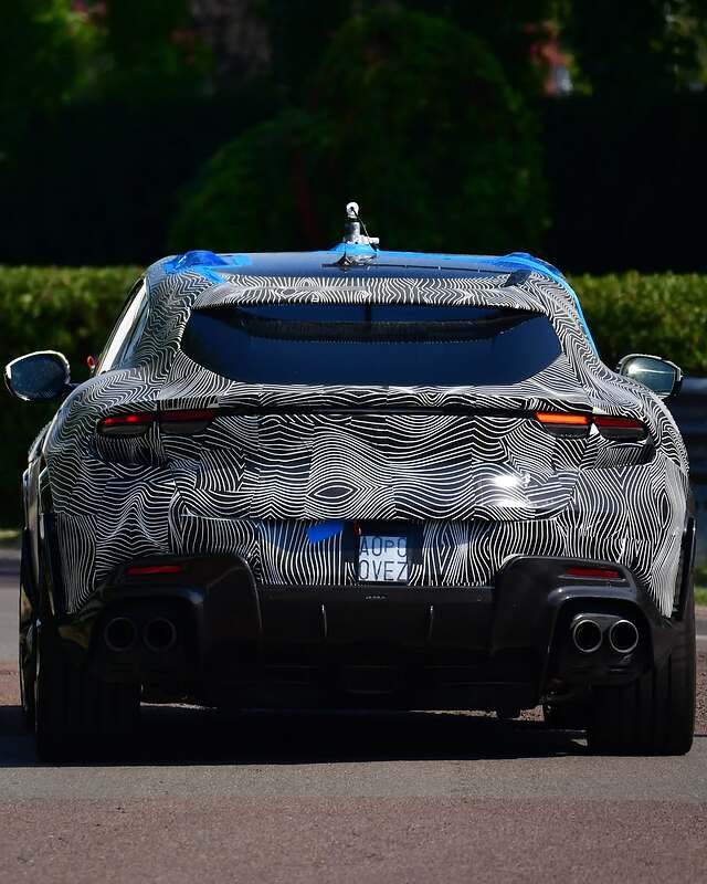 I caught this fully camouflaged Purosangue last week in front of the Ferrari factory in Maranell (4)