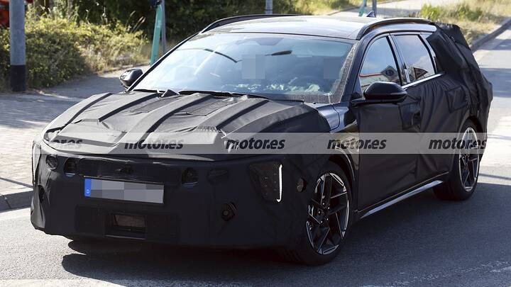 El nuevo familiar de KIA cazado en estas primeras fotos espía tiene algo del Optima… y apunta directo al Passat 5