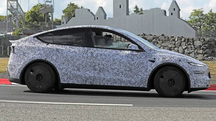 Tesla Model Y Performance - side profile cornering_u0dg67
