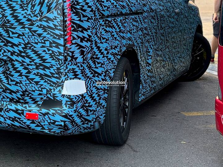 imgi_43_2027-mercedes-benz-vle-full-electric-passenger-van-spied-flaunting-rear-wheel-steering_7