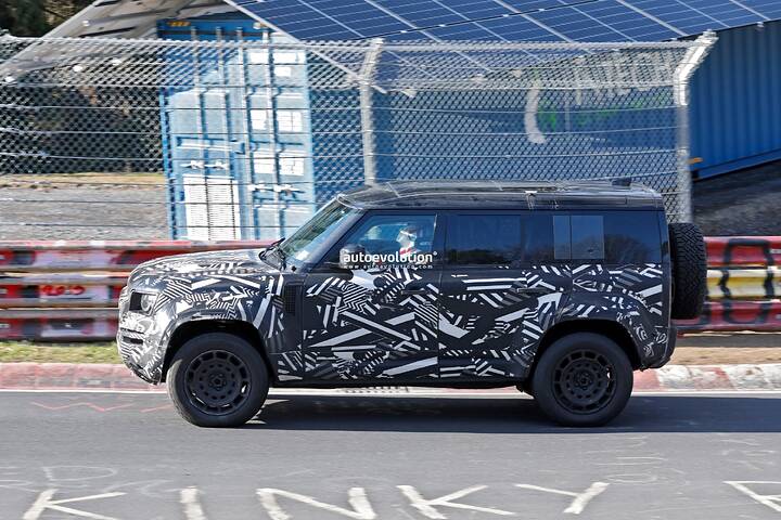 the-most-powerful-land-rover-defender-ever-looks-out-of-place-at-the-green-hell_7
