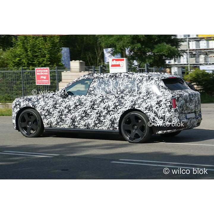 Rolls-Royce’s new electric SUV prototype spotted in the streets of Munich!#rollsroyce #electric (1)