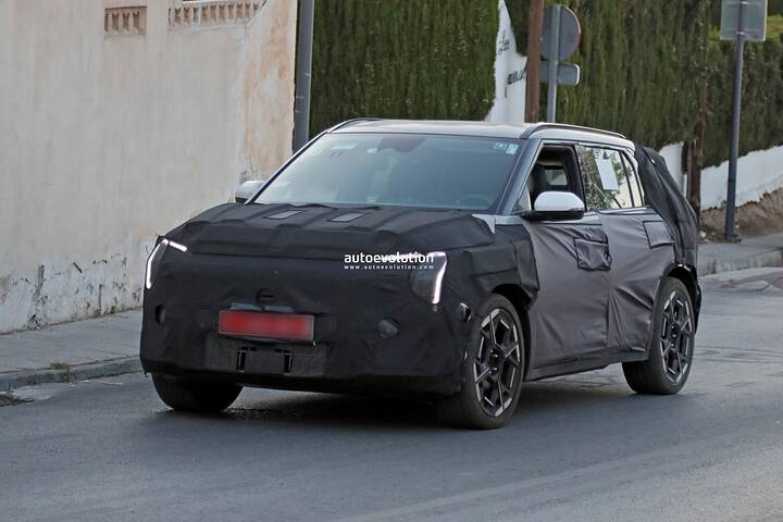 2026-kia-ev3-gt-spied-with-lime-green-brake-calipers_9